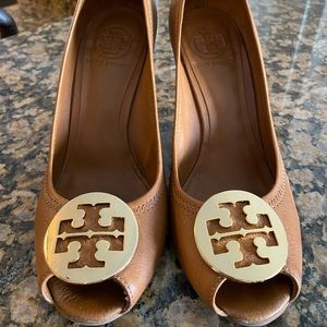 Beautiful Tory Burch wedge heals. Like new!